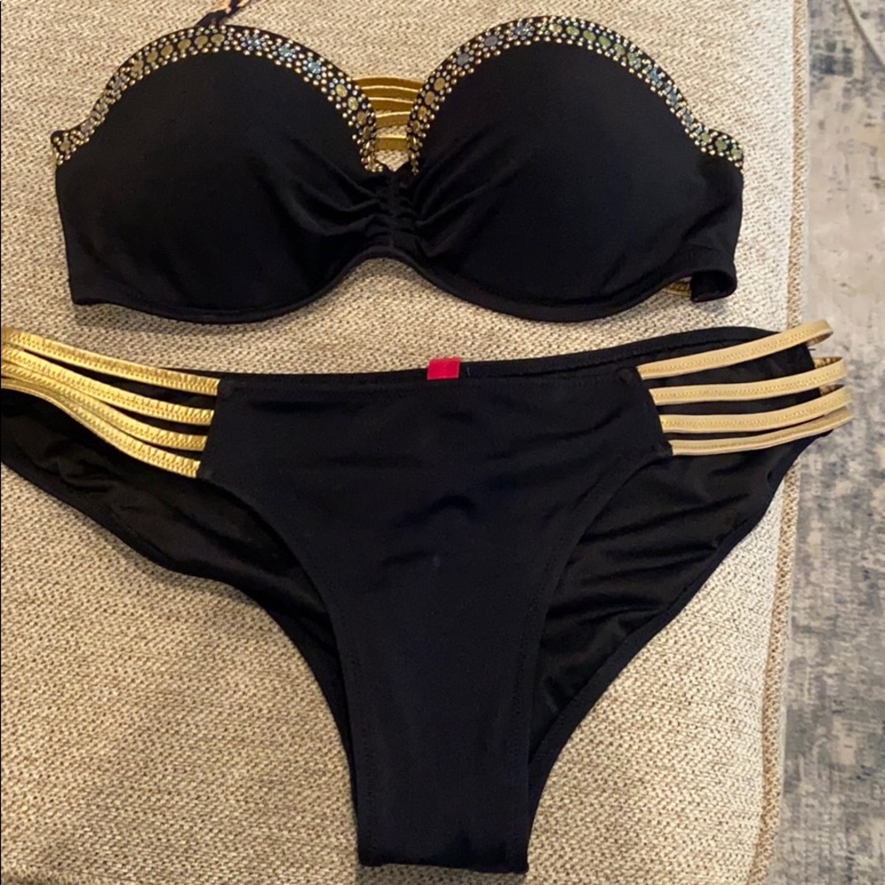Black bikini